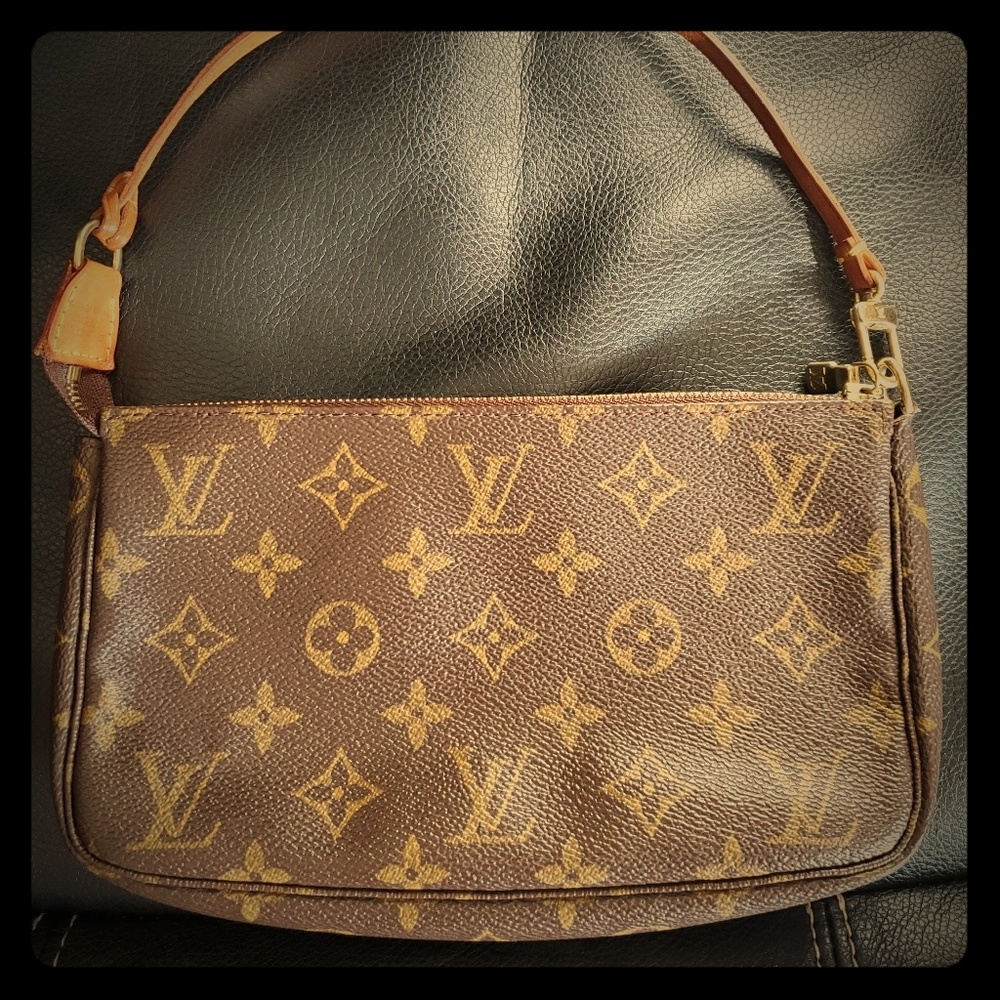 Authentic Louis Vuitton pochette and key ring